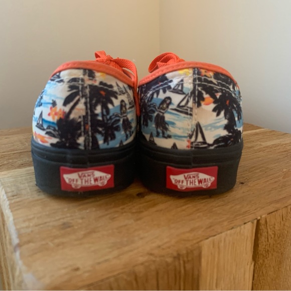 Vans size 5 with Hawaii Scene printed on shoe. Great condition. - Picture 7 of 8